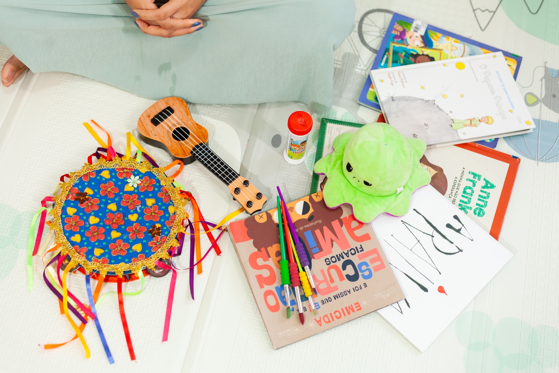 Livros, brinquedos e materiais lúdicos usados no atendimento infantil